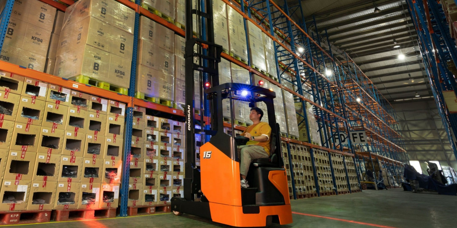 Image Showing Racking and a Reach Truck - an example of Full Turnkey Solutions provided by Solution MHE
