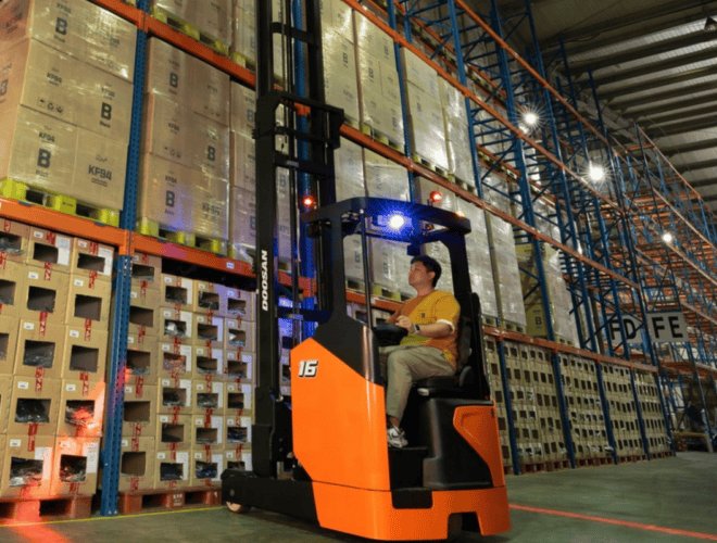 Image Showing Racking and a Reach Truck - an example of Full Turnkey Solutions provided by Solution MHE